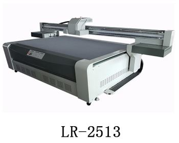 LR-2513通常我們也稱(chēng)為萬(wàn)能打印機(jī)，他是根據(jù)國(guó)際標(biāo)準(zhǔn)尺寸而來(lái)，加上這種uv機(jī)器不收材質(zhì)約束，差不多什么都可以打印，通常我們也稱(chēng)之為萬(wàn)能打印機(jī)